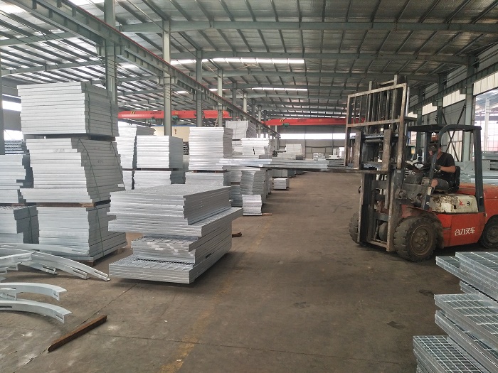 卸油臺(tái)鋼格板.jpg 卸油臺(tái)鋼格板.jpg